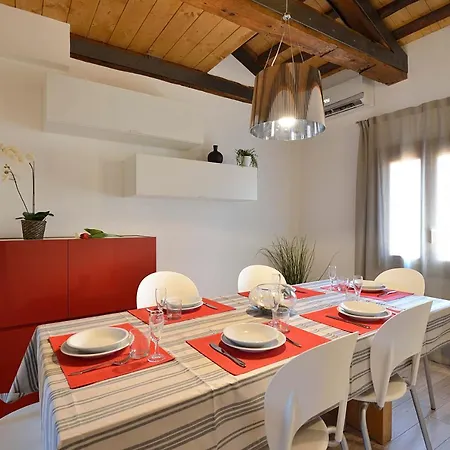 Castello Di Godego Sleeps 2 Air Con Wifi 아파트