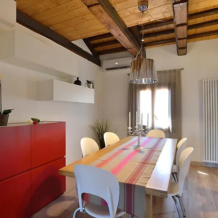 Castello Di Godego Sleeps 2 Air Con Wifi 아파트