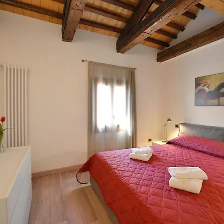 Castello Di Godego Sleeps 2 Air Con Wifi 아파트 *